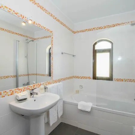 Sleeps 8 With Pool Air Con And Wifi