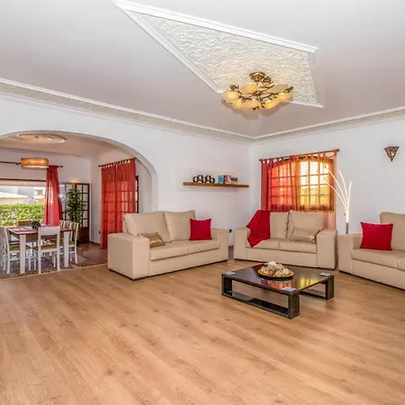 Sleeps 8 With Pool Air Con And Wifi