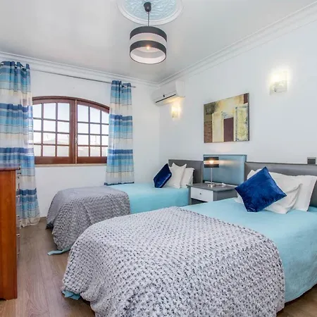 Sleeps 8 With Pool Air Con And Wifi