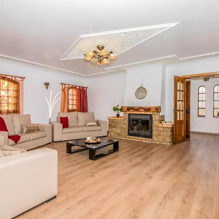 Sleeps 8 With Pool Air Con And Wifi וילה *