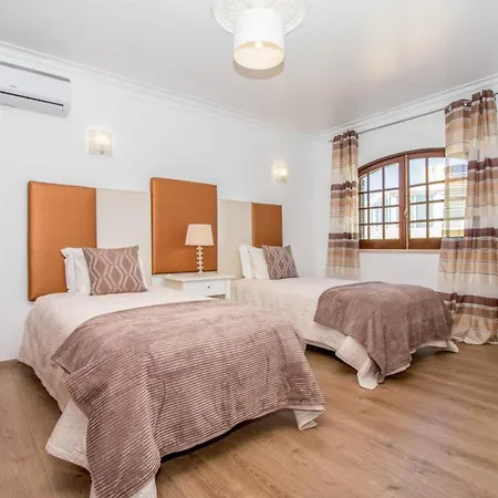 Sleeps 8 With Pool Air Con And Wifi וילה Gale de Cima